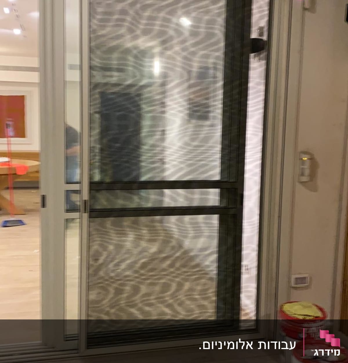 דלת אלומיניום עם זכוכית מחוספסת